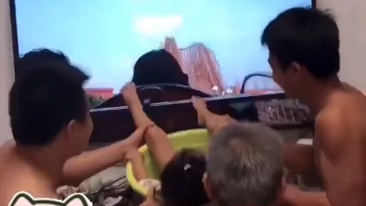 Biar anak merasakan “roller coaster manual buatan manusia”!