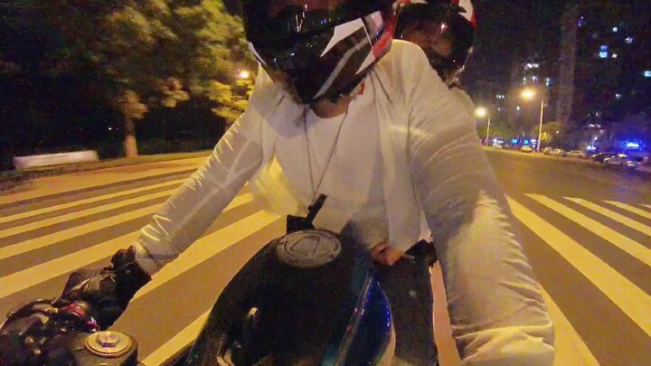 Đưa đi ăn đêm! Bụng còn bị cô ấy siết đến đau luôn rồi