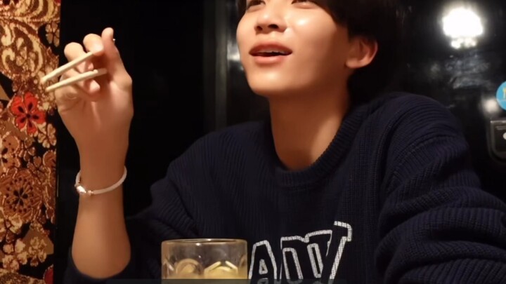 Jinghan yang baru keluar sudah ingin pulang, langsung mendapat tatapan marah dari Kak Shua: “Kan kam