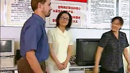 أجنبي يشارك في اجتماع أولياء الأمور في الصين ويتحدث الصينية بطلاقة مذهلة، فكاد المدير أن يفقد وعيه م