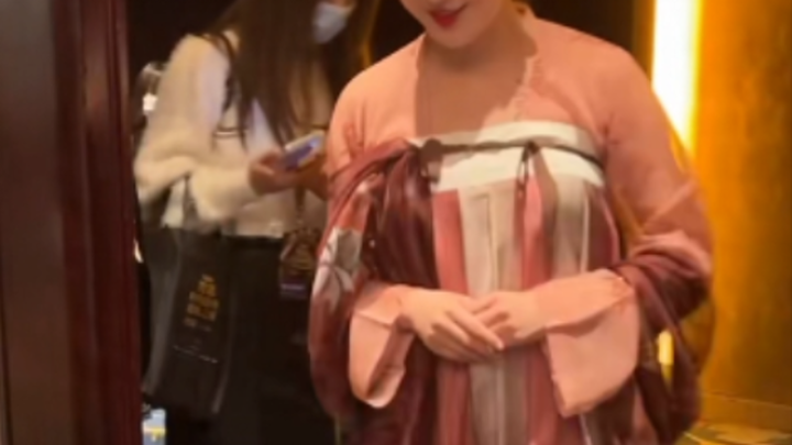 Finally! I’ve finally seen a celebrity walk the red carpet in hanfu!!!
