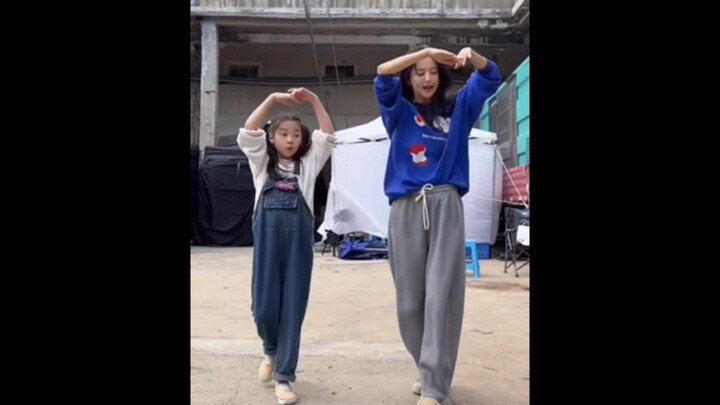 佟丽娅教小酒窝跳舞💃，哈哈哈又是干妈又是老师哈哈哈～