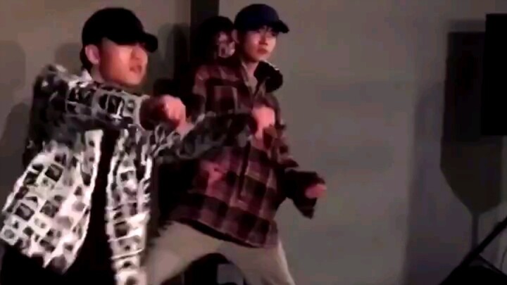 【لي شيتشنغ】【فيديو رقص】ظهر مقطع فيديو للرقص مع معلم رقص مشهور يُدعى 1M قبل ظهوره الرسمي! لي شيتشنغ را