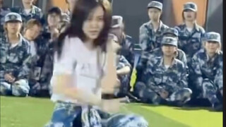 Li Qianyu dances "Diamonds" during military training