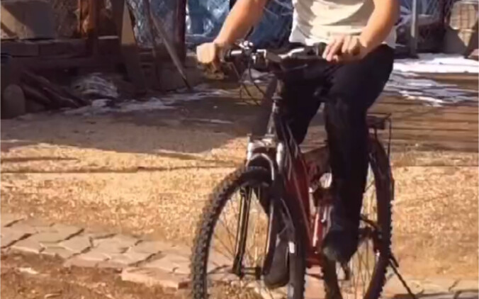 เพื่อนบ้านรอบๆ เห็นต่างพากันมาบริจาคเงินที่บ้าน