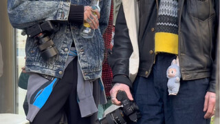 Gaya fotografer di Paris, kamera pun menjadi item fashion yang cantik