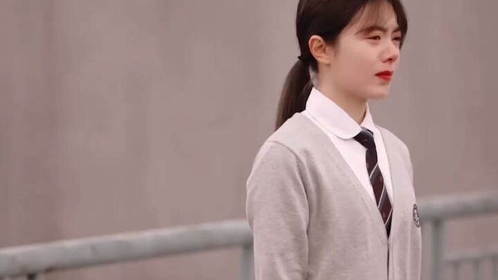 Saya dan sahabat saya jatuh cinta pada orang yang sama. Karena sebuah kecelakaan, sahabat saya tengg