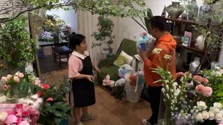 “七夕节跑腿小哥送花时客户拒收了，转手把168元的花，60元卖鲜花店” 50岁吴彦祖七夕发视频秀恩爱，晒出了与老婆在世界各地旅游打卡