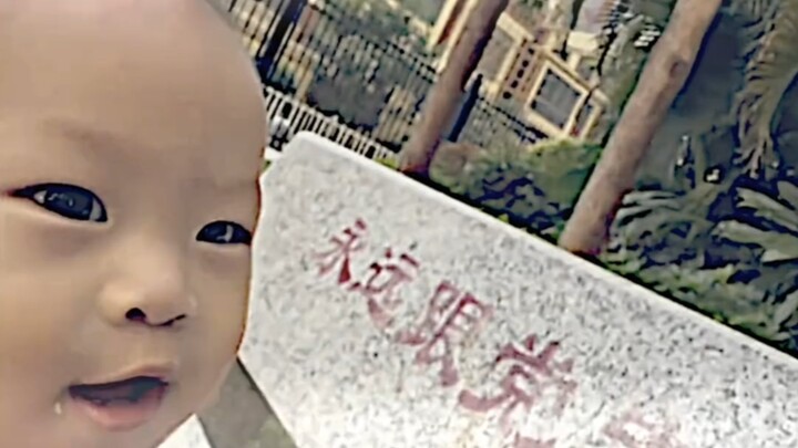 ทารกตัวเล็กๆ กลับยกประชาชนให้สูงขึ้น