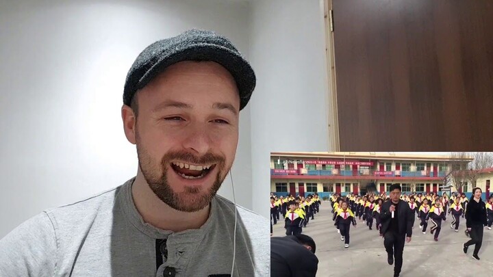 中国一小学校长带领学生跳魔性鬼步舞在外网火了！老外直接看傻眼……@油兔不二字幕组