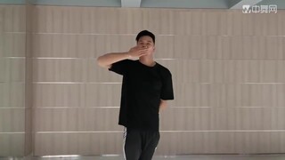 【搬运贴】 国外一个帅哥跳了布兰妮出道以来各个经典舞蹈的串烧，从小女孩到女王的进化史