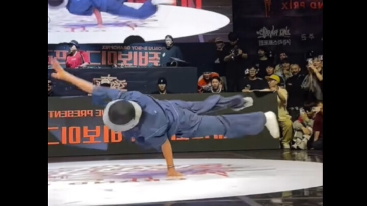 أصيب الراقص تشاو شنغيو في قدمه 🦶🏻، لكنه استمر في إبهار الجمهور بأداء مذهل طوال العرض