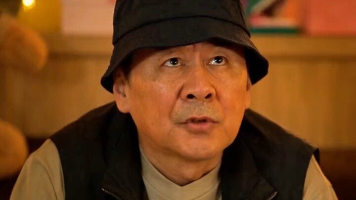 Polisi gadungan berani-beraninya menginjak lencana polisi dengan kaki!