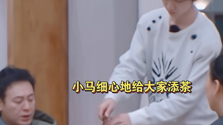 Trong mắt lúc nào cũng thấy việc, hễ cần là con ngựa nhỏ lại tự nhiên xuất hiện giúp đỡ, chẳng chịu 