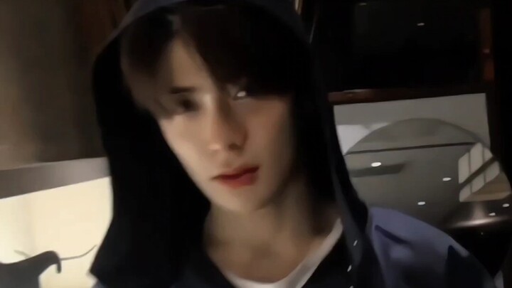 Suamiku, kamu ganteng banget sampai aku hancur lebur