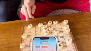 Cucu bermain catur dengan AI melawan kakek. Bagaimana jadinya ketika kakek kembali ke taman setelah 