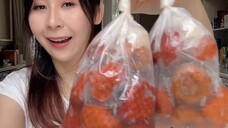 Hayooo buah apa lagi ini . Bukan salak yang pasti … walau kulitnya mirip , tapi isinya beda banget