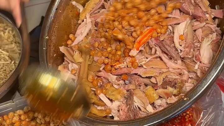 Món thỏ trộn xé tay trên phố Trùng Khánh, thêm chút dầu đỏ và rau diếp cá, cắn một miếng là thơm ngấ