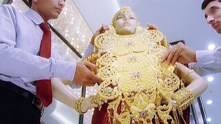The robot bought a lot of gold jewelry for his girlfriend, but the way he paid the bill shocked me