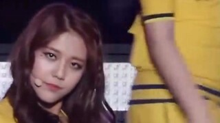 [จอแนวตั้ง] กระโปรงสั้นสีเหลืองและน้ำเงินของชินฮเยจอง AOA กำลังปรากฏให้เห็น