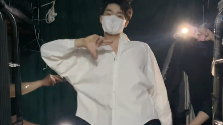 การแสดงสด "Love Shot" ของ EXO ที่แสงไฟหอพักมหาวิทยาลัยมันเจ๋งมากจนทำให้ฉันร้องไห้