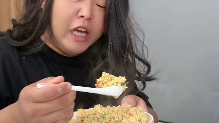 嘎嘎好吃！脆香方便面+蛋香米饭Q=双倍碳水双倍快乐～#泡面的神仙吃法 #炒方便面#泡面炒饭