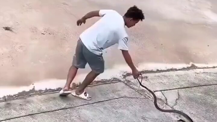 “ความรู้สึกอึดอัดเหมือนถูกงูเหลือมพันรอบตัว”