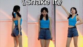 [Super close-up vertical screen] The girl with twin ponytails and long legs invites you to shake it 