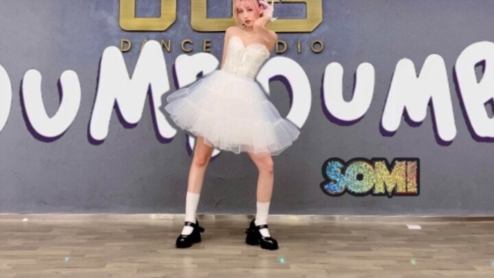 SOMI ขวัญใจชาวอเมริกันกลับมาอีกครั้งด้วยเพลงใหม่ Dumb Dumb พร้อมเปลี่ยนเครื่องแต่งกายถึง 3 แบบ [Roji