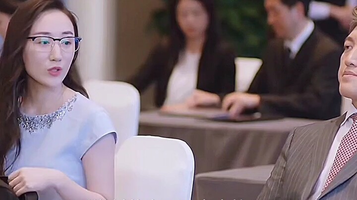 المدير البخيل يطرد الموظف بعنف، ثم يُصدم في اللحظة التالية!