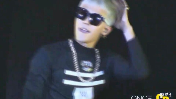 GD rapping while chewing gum at Justin Bieber’s concert