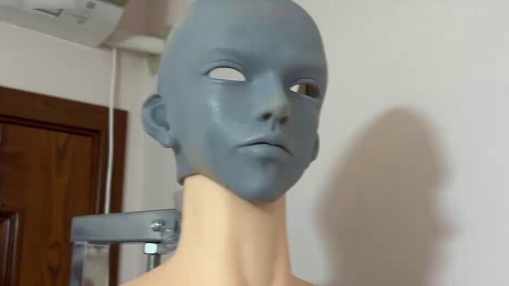 It took a year to create the 185cm life-size head sculpture of the plastic man. Why is it gray?