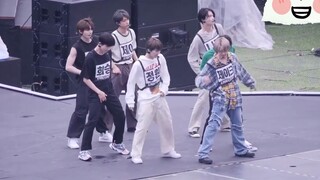 【ENHYPEN】ความหลงใหลในรองเท้าแตะของ Fu Baobao ในระหว่างการซ้อม