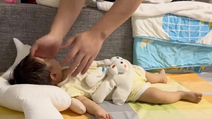 These few dozen seconds of Dad taking care of the baby are something I'd never dare to do.
