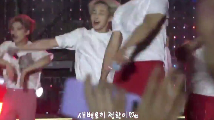 190525 Junghwan yang tiba-tiba disiram air oleh Mingyu… Seventeen