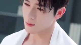 ค่ำคืนหนึ่งในสายฝน หญิงสาวได้พบกับ ประธานหนุ่มผู้ทรงอิทธิพล เพื่อนเก่าของพ่อเธอ ความ บังเอิญครั้งนั้