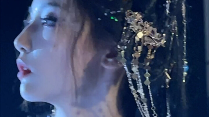 What kind of beauty can actually hold this kind of deathly blue light! ! ! ! I am so overwhelmed by 