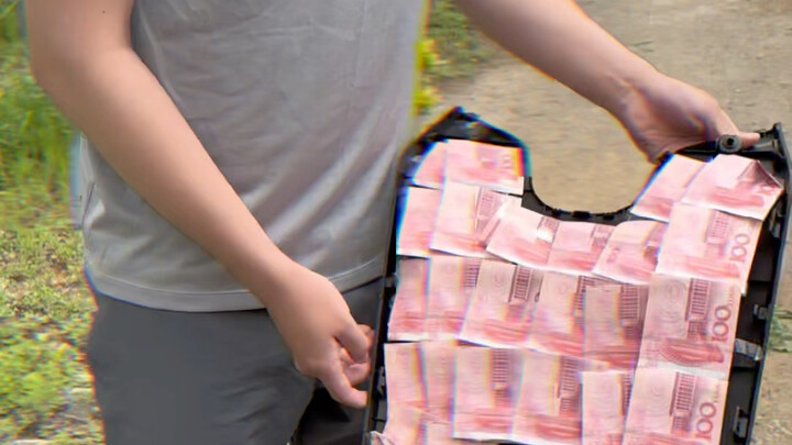 Hôm nay đi chợ, tôi ngồi đằng sau nhặt đại dưới gầm xe, lôi ra được 20 tệ.