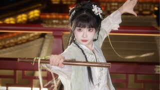 "My name is Huang Rong, and the owner of Peach Blossom Island, Huang, is my father."