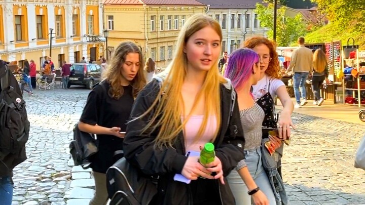 Adik kecil dari Ukraina, tolong lepaskan aku! Kalian begitu ramah dan hangat, bagaimana mungkin aku 