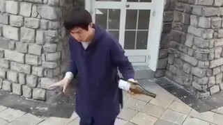 الزجاجة لها أفكارها الخاصة [حزين]