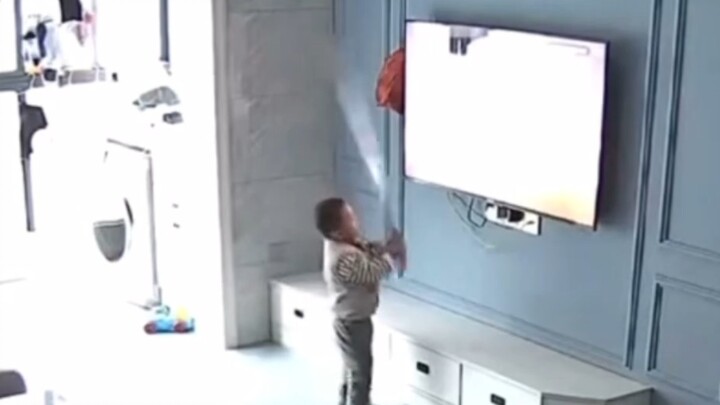 [Homo Sapiens TV] Spoiled Kid vs. Helicopter Parent: Air-raid sirens again, still being a pain, and 