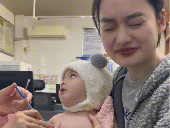 Bayi: Bukan, kok malah ditusuk pakai jarum? Bu, mata ibu ditutup itu maksudnya apa?