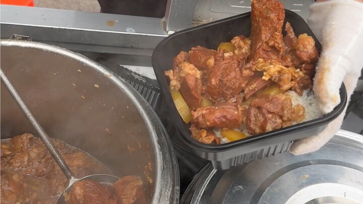 أرز باللحم البقري الكبير في الشارع! حصة ضخمة جدًا بـ32 يوانًا فقط—لحم البقر مطبوخ حتى أصبح طريًا ولذ