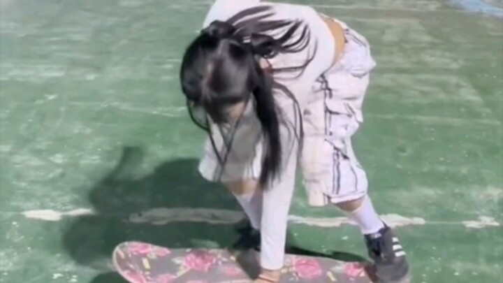 This time I can see it clearly! The skateboard is white!