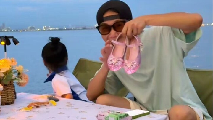 Adakah gadis kecil yang bisa menolak kejutan seperti ini... hahahahaha!