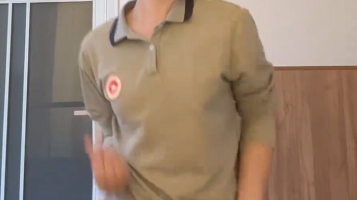 别扭了，再扭就(>_<)，校服