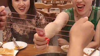 吃饭时给同事露一手，这招太酷了。