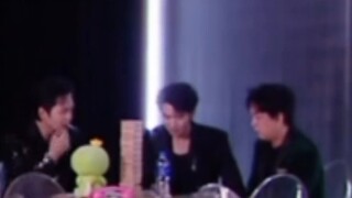 Hahaha, who knows how funny it is when these three people get together!