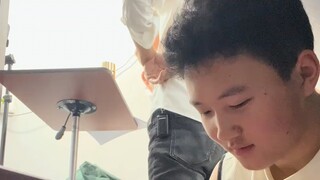 คนรุ่นหลังปี 2000 ทำงานในห้องถ่ายทอดสดช่วงปิดเทอมฤดูร้อน เขาซ่อนตัวอยู่ในมุมห้องและตอบกลับผู้ประกาศข